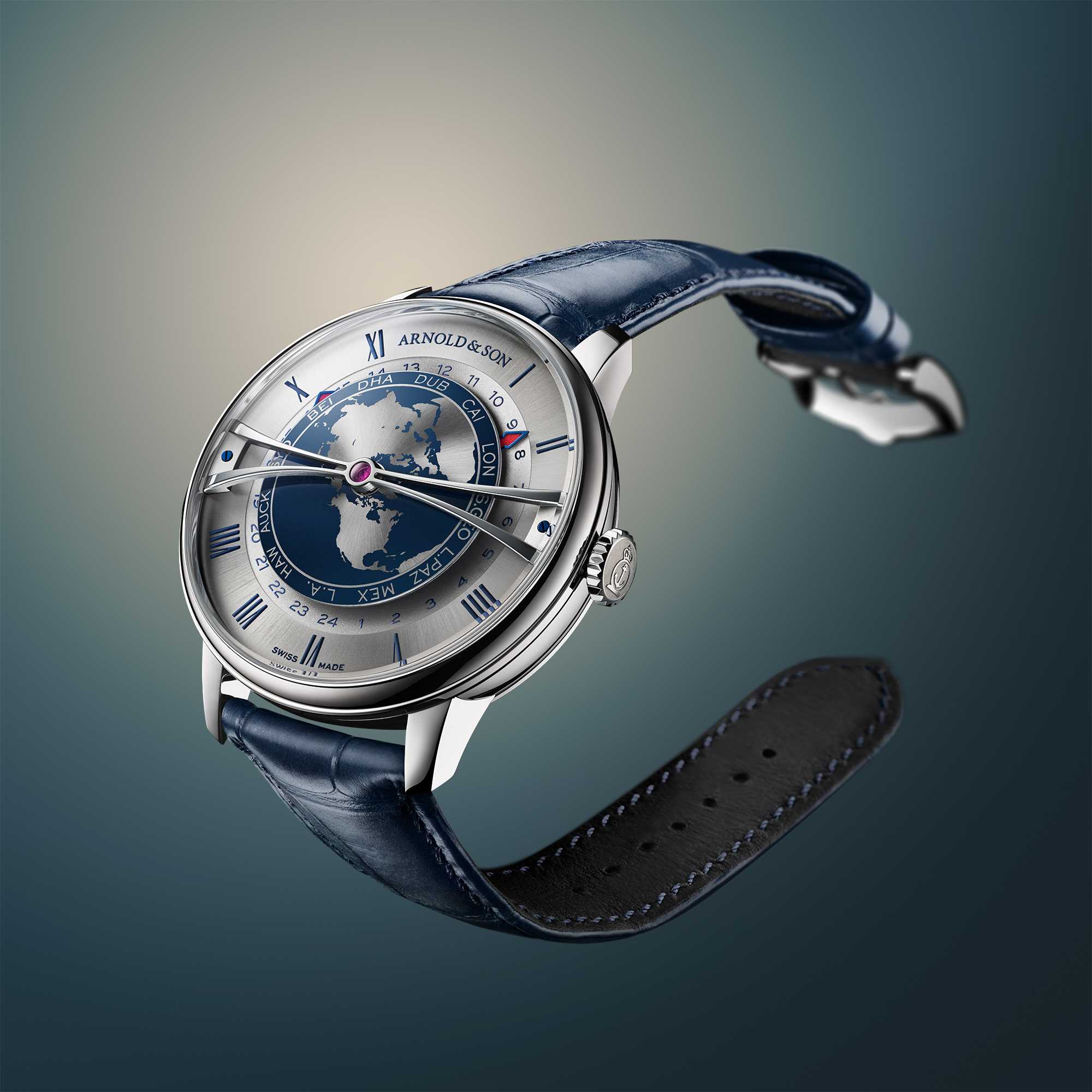 Arnold&Son Globetrotter 42 Steel Blue tres cuartos