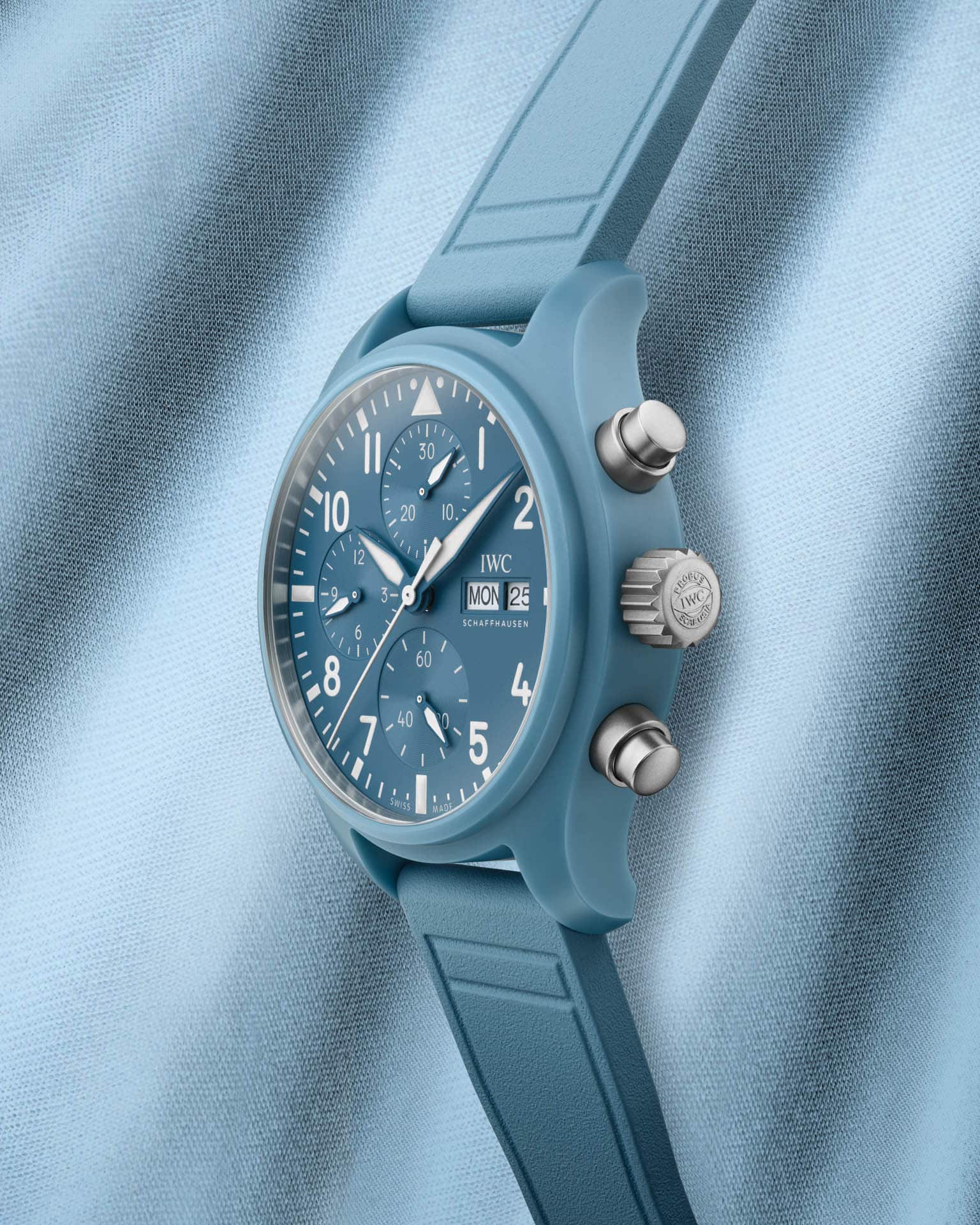 IWC lanza cronógrafos TOP GUN en azul celeste: mezcla de color, técnica y estilo